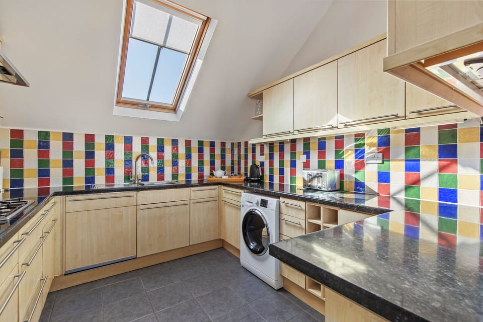 Schooner House - Panoramic Sea Views and Parking