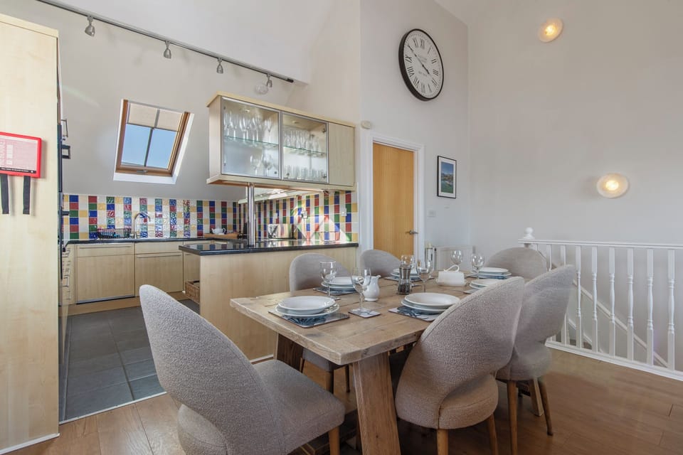 Schooner House - Panoramic Sea Views and Parking