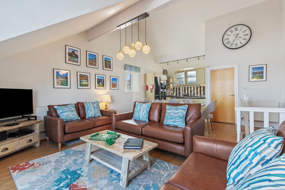 Schooner House - Panoramic Sea Views and Parking