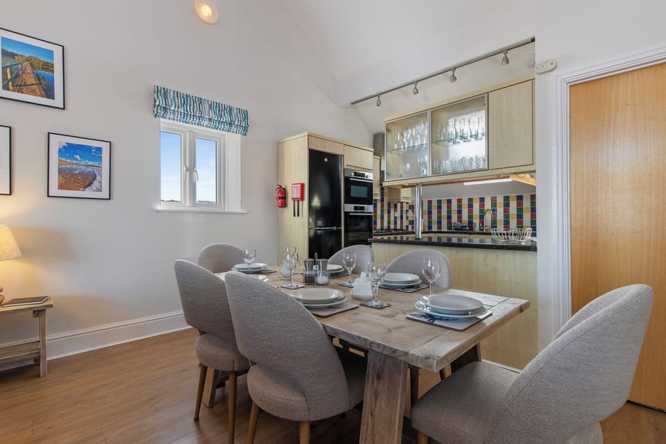 Schooner House - Panoramic Sea Views and Parking