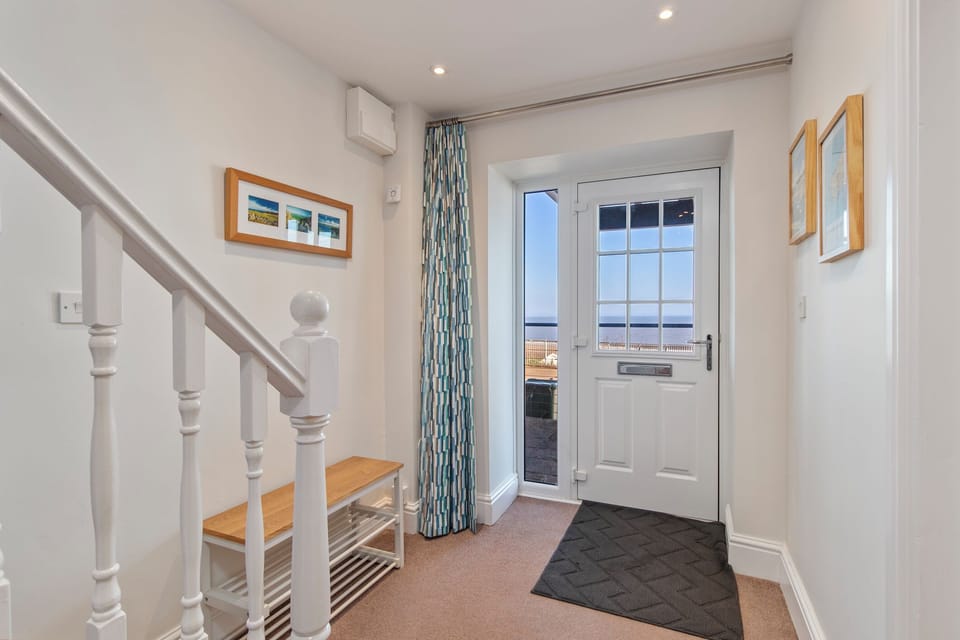 Schooner House - Panoramic Sea Views and Parking