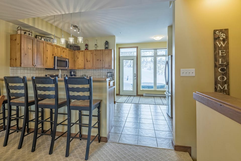 Kitchen with Breakfast Bar - Seats 4 