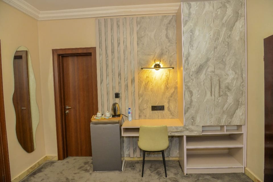 Business Suite | Desk, free WiFi