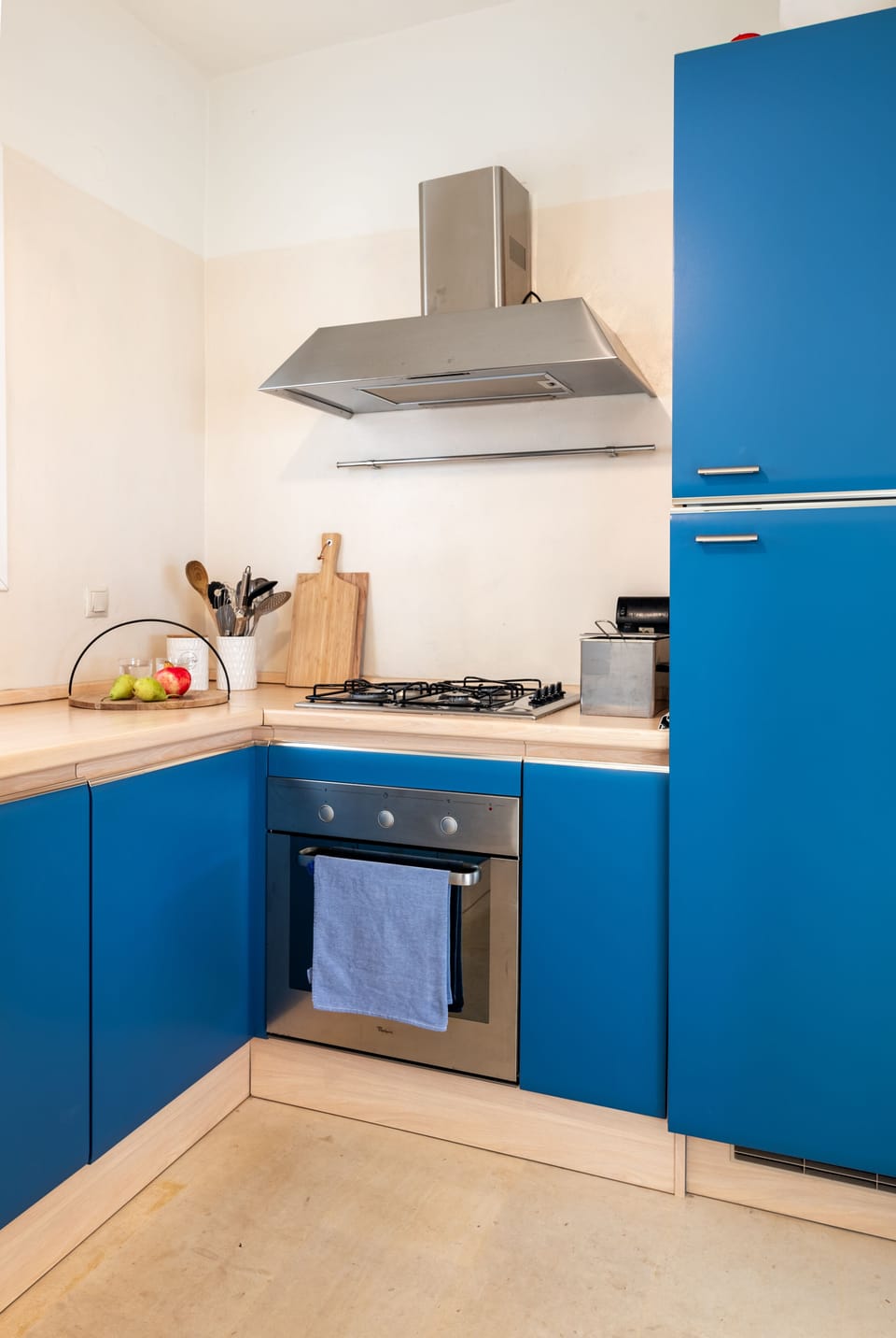A fully equipped kitchen awaits you to prepare lovely meals!