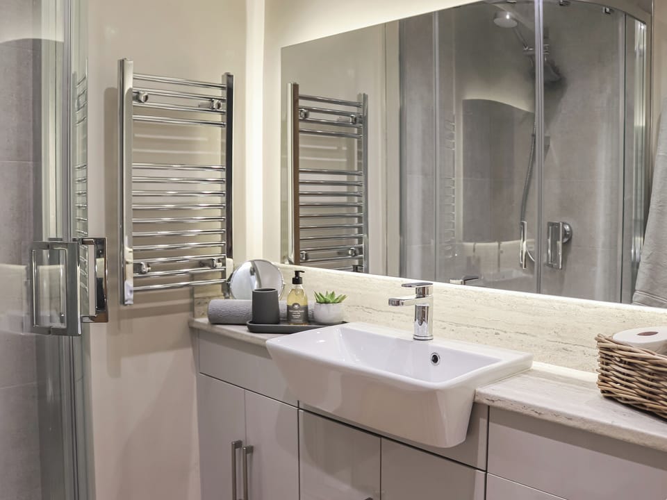 Bathroom | South Snowdon Wharf, Porthmadog