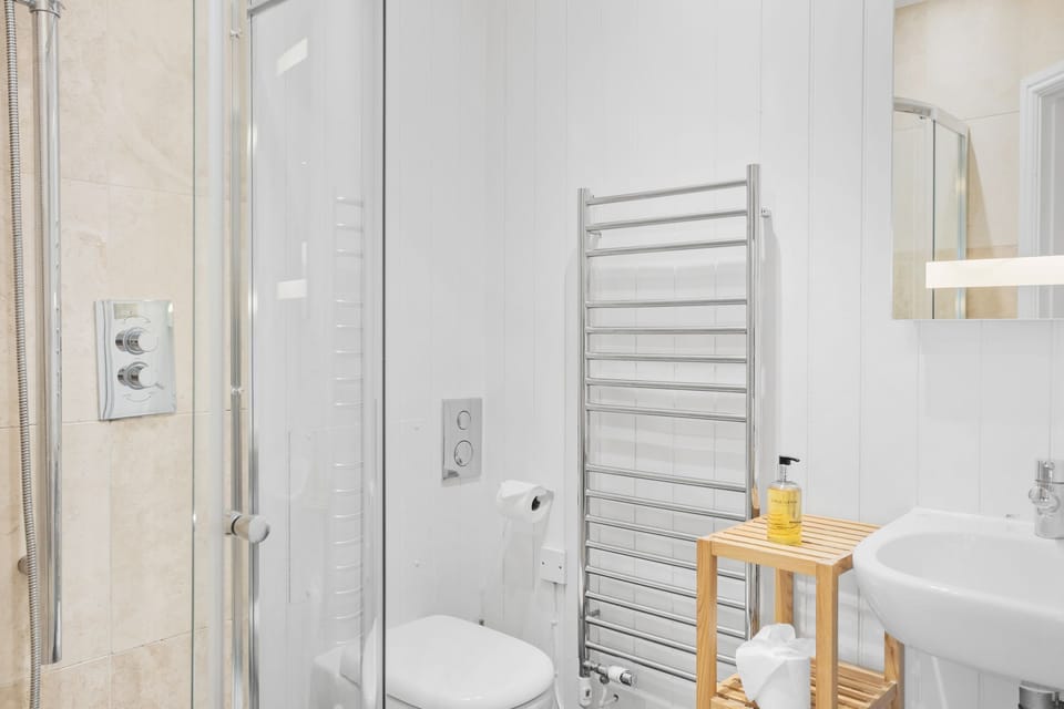 Ensuite with walk in shower cubicle, heated towel rail, hand basin, cabinet and WC - 4 Out Of The Blue