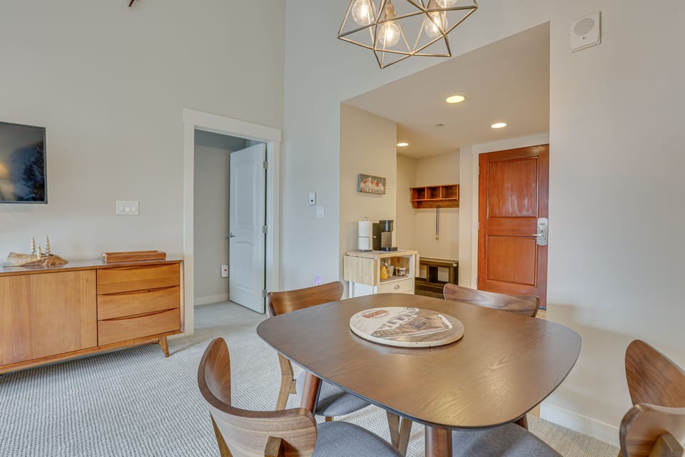Dining Area | Single-Story Condo | Central Heating | Open Floor Plan