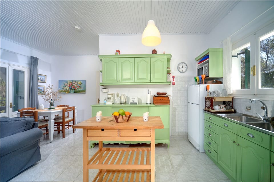 The kitchen with its island