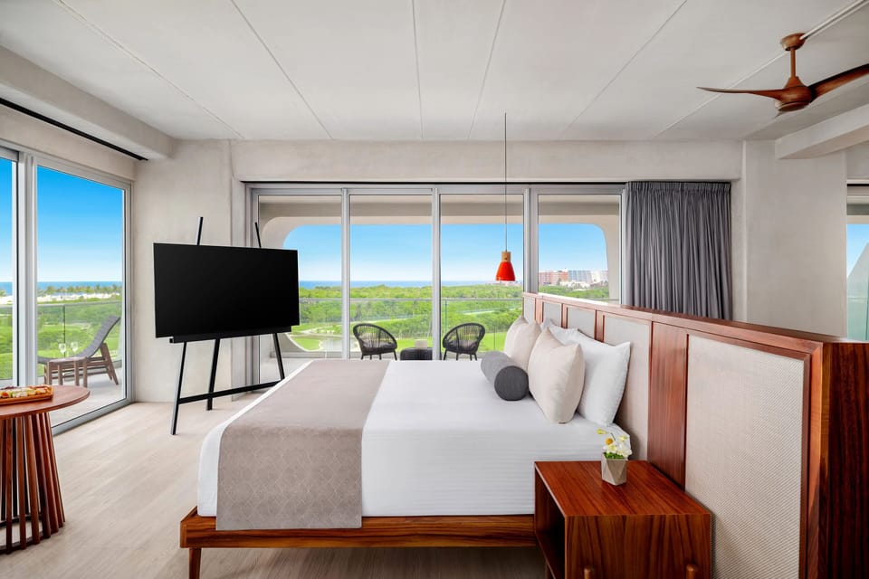 Vantage Club Master Suite Golf & Ocean View King Bed | Minibar, in-room safe, desk, laptop workspace