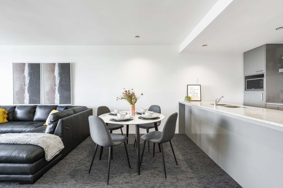 2 Bedroom 1 Bathroom Hinterland View Apartment  | In-room dining