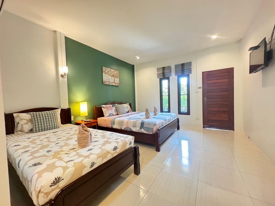 Family Triple Room | Minibar, bed sheets