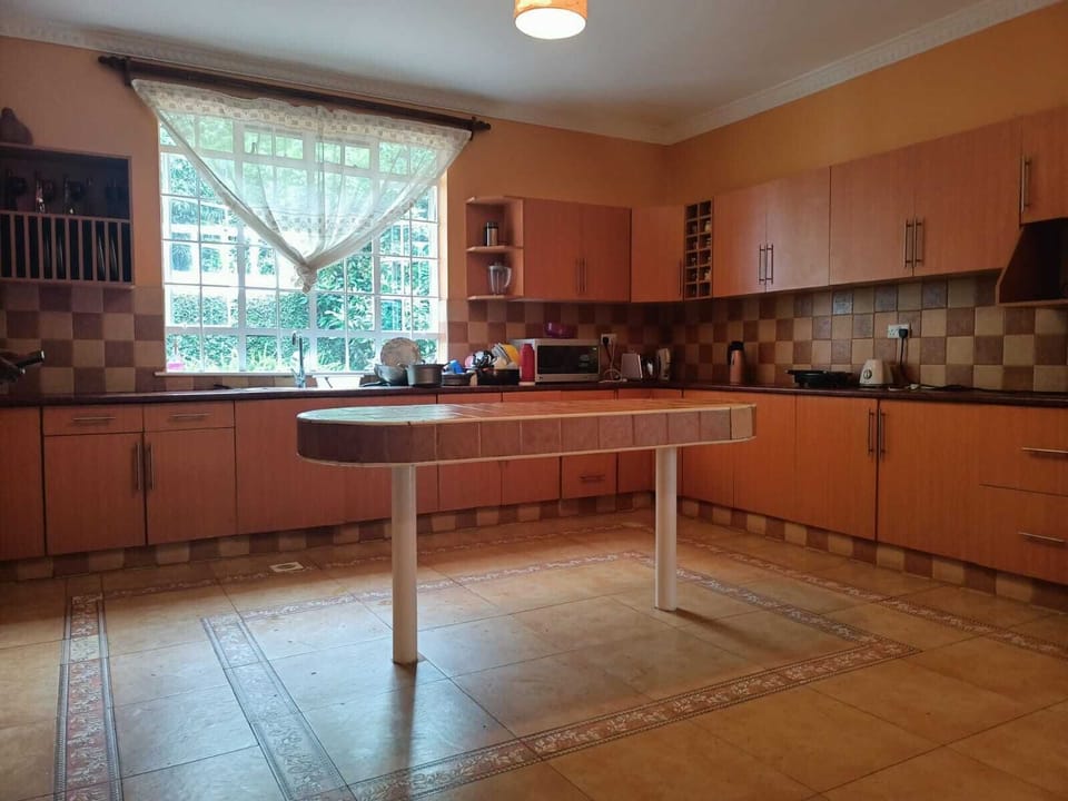 Fridge, microwave, oven, cookware/dishes/utensils