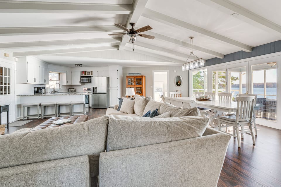 House Interior | Central Air Conditioning | Free WiFi