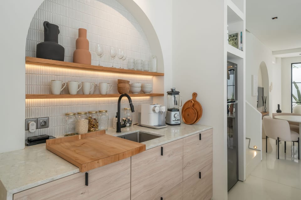 Deluxe Villa | Private kitchen | Fridge, oven, stovetop, cookware/dishes/utensils