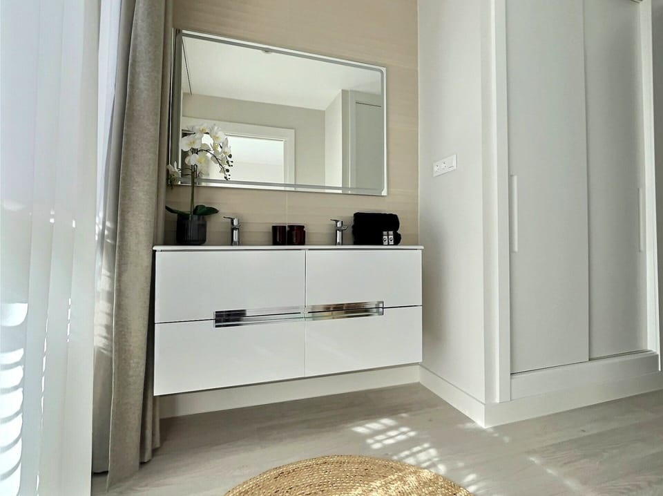 Master bedroom en-suite bathroom