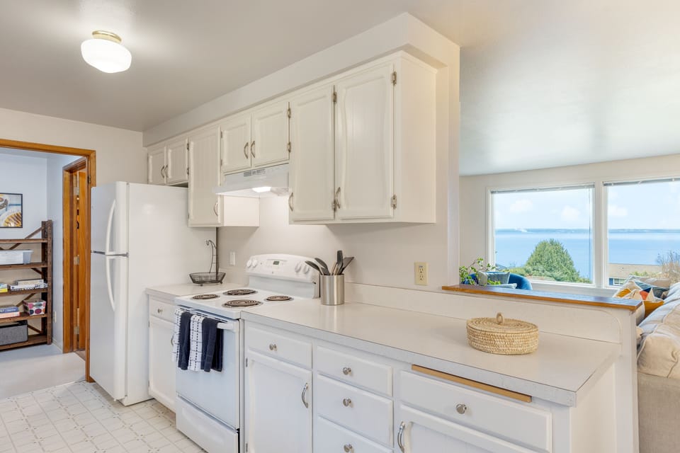 Fully equipped kitchen.