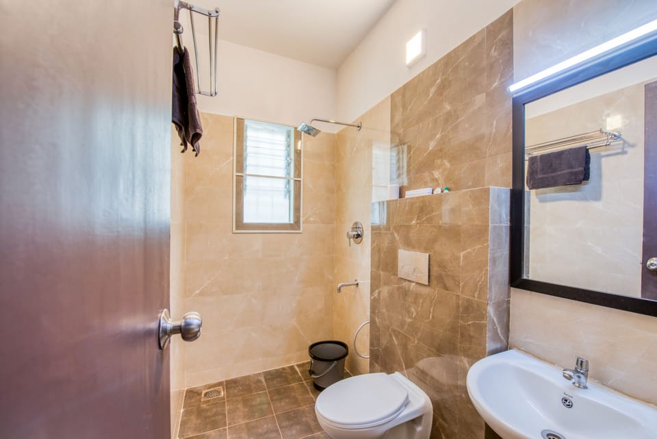 Superior Room | Bathroom | Shower, rainfall showerhead, towels