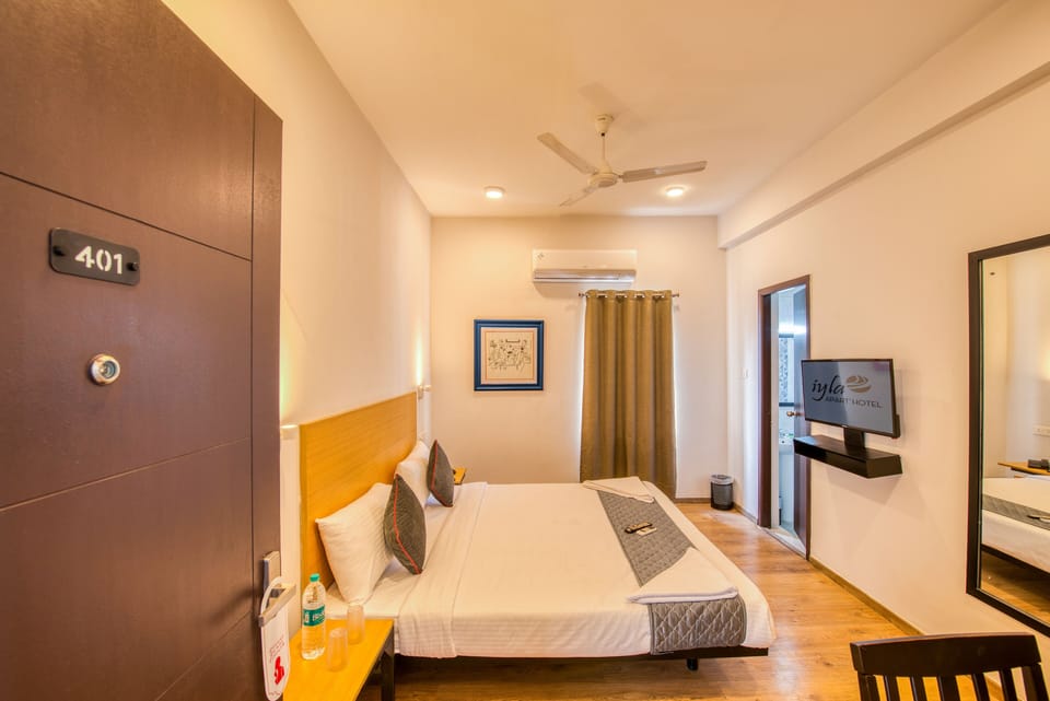 Deluxe Room | Living area | 32-inch LCD TV with cable channels