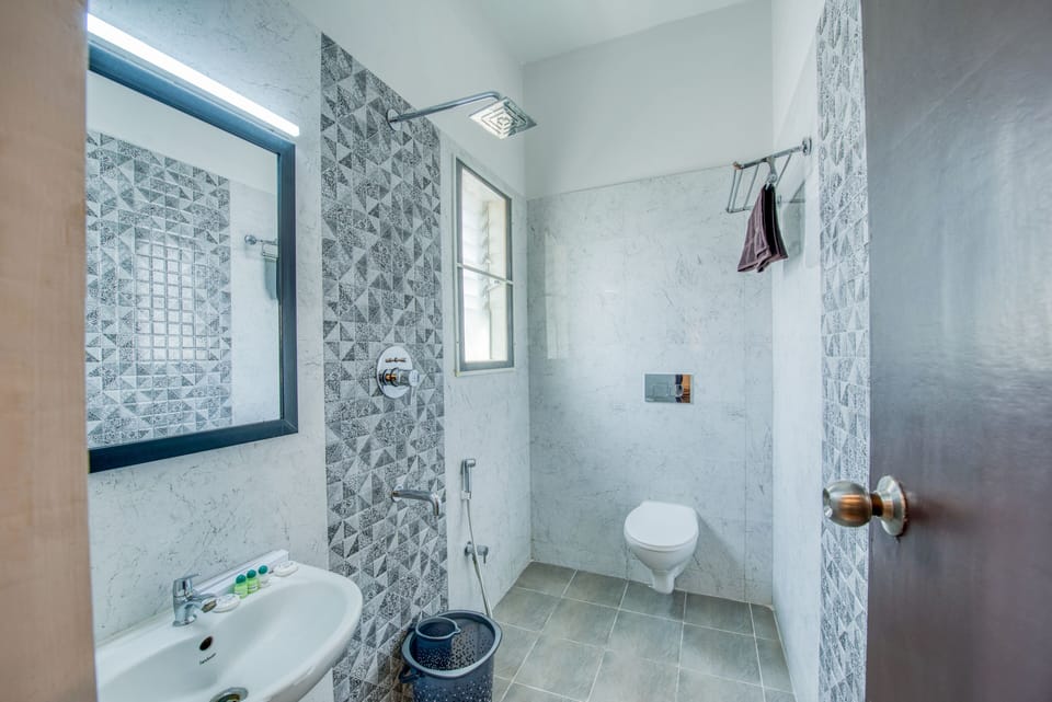Deluxe Room | Bathroom | Shower, rainfall showerhead, towels