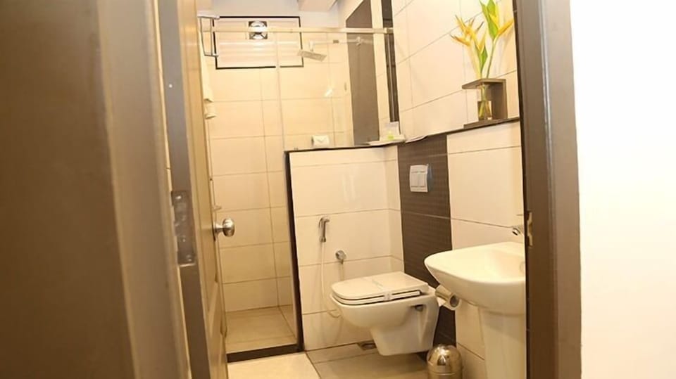 Merlin Tourist Double Room | Bathroom | Free toiletries