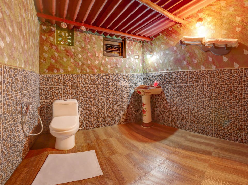 Shower, hydromassage showerhead, free toiletries, hair dryer