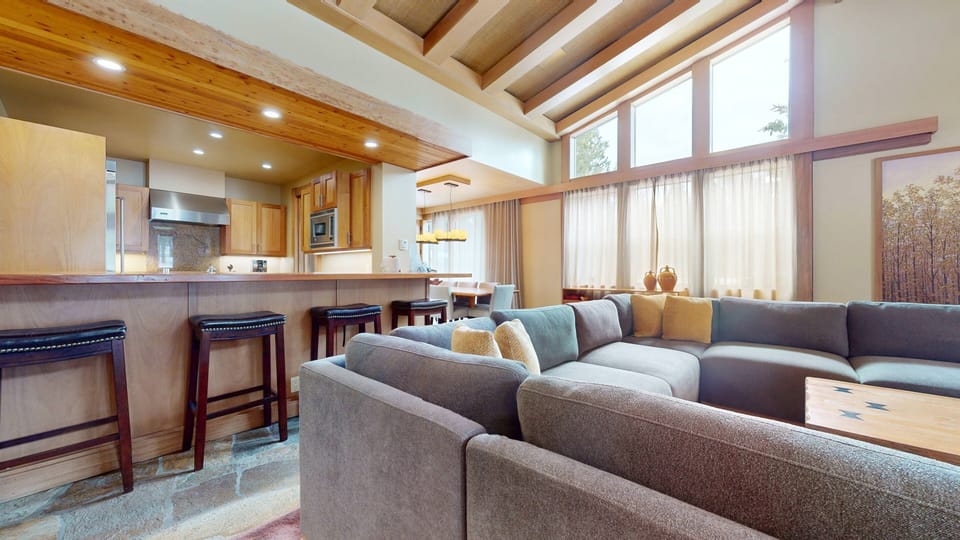 House, 4 Bedrooms | Living area | Smart TV