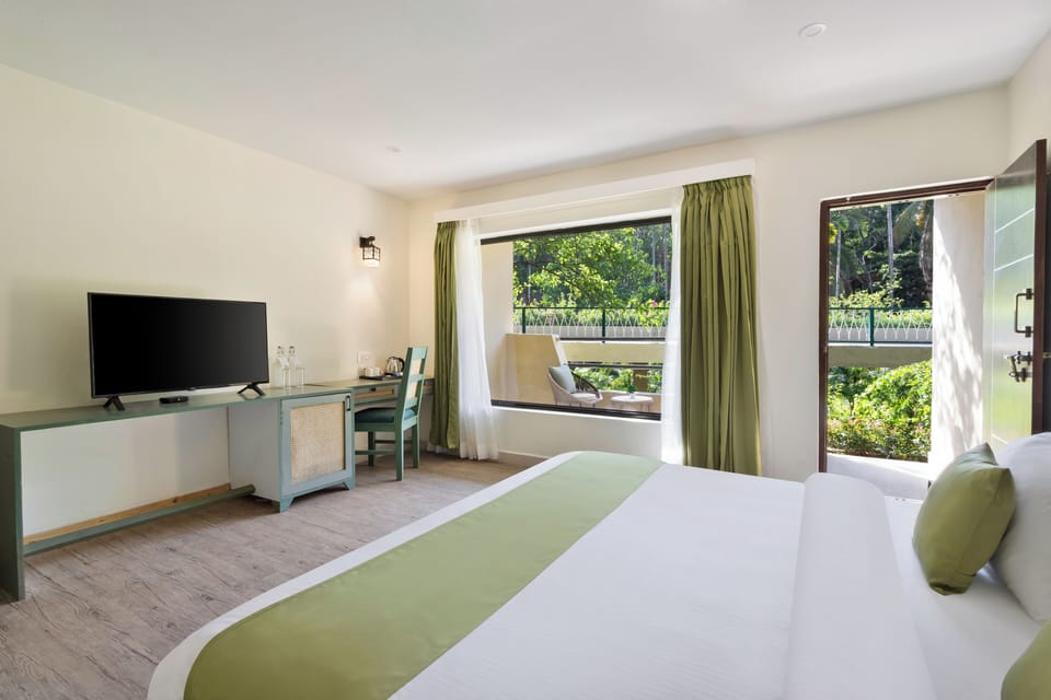 Classic Room, 1 King Bed | In-room safe, desk, soundproofing, iron/ironing board