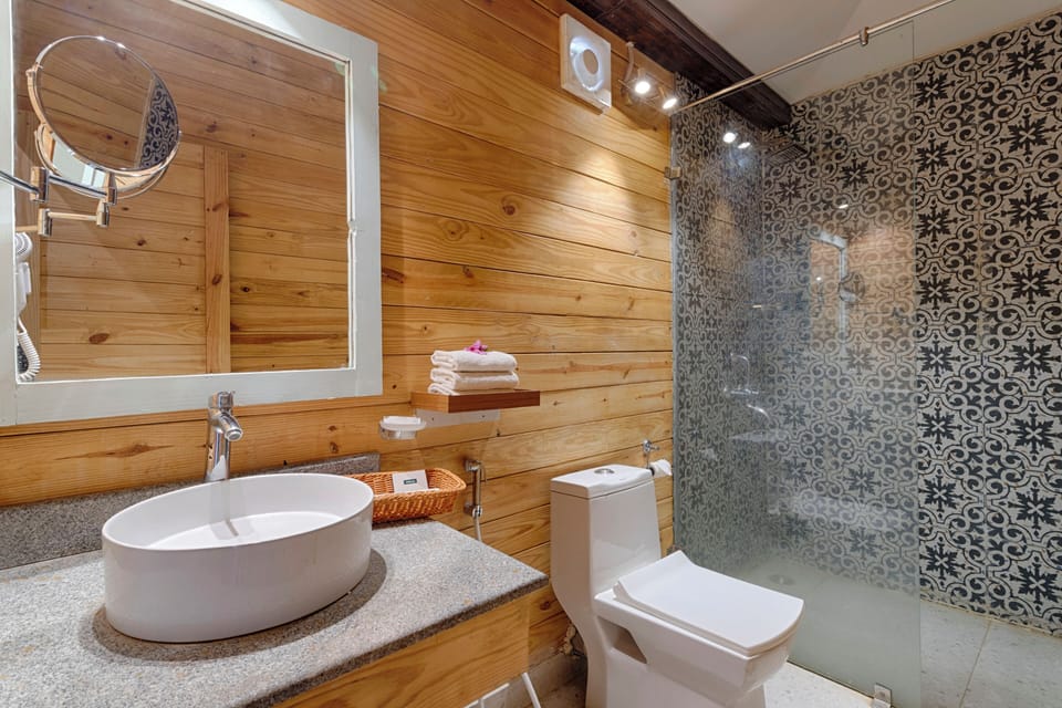 Family Studio Suite | Bathroom | Shower, hair dryer, slippers, towels