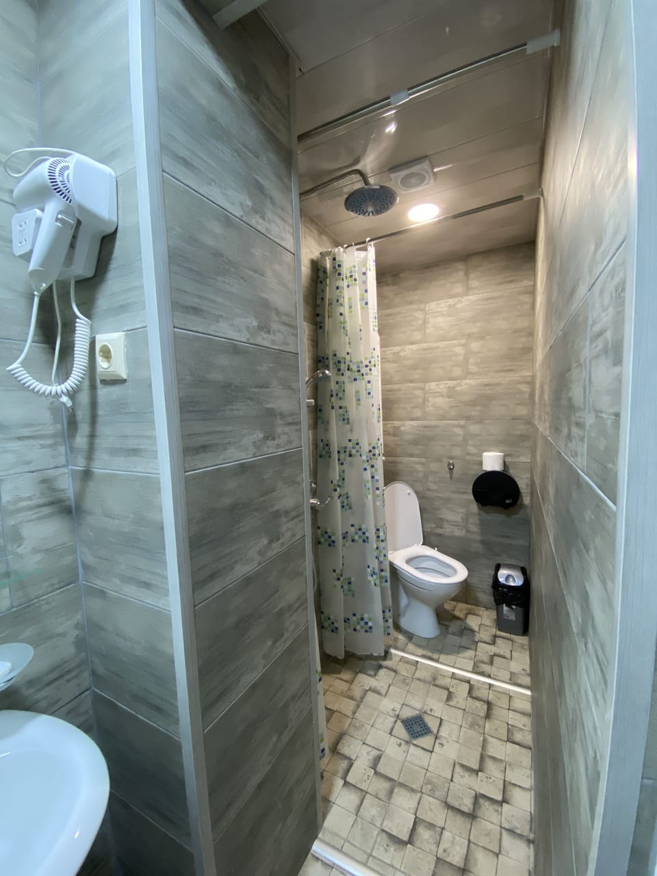 Shower, rainfall showerhead, free toiletries, hair dryer