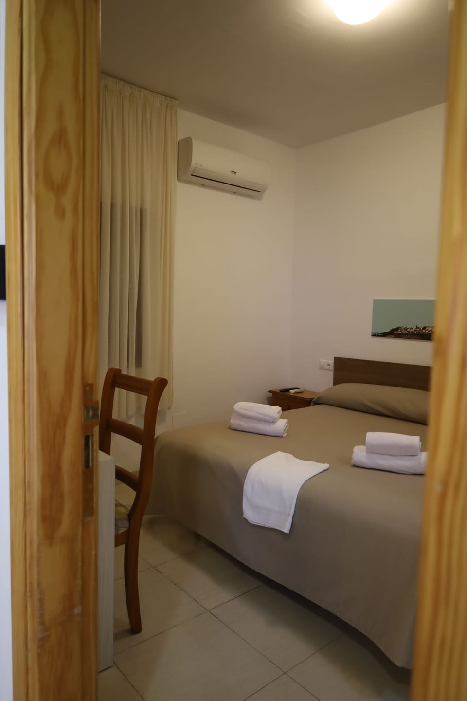 Habitación doble con baño privado externo. | Desk, laptop workspace, WiFi (free), bed sheets