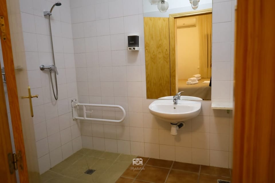 Habitación Doble adaptada para personas con movilidad reducida. | Bathroom | Shower, towels