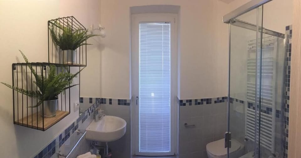 Economy Room | Bathroom | Shower, rainfall showerhead, free toiletries, hair dryer