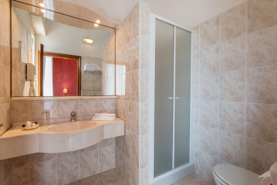 Comfort Double or Twin Room, Pool View | Bathroom | Shower, hair dryer, bidet, towels