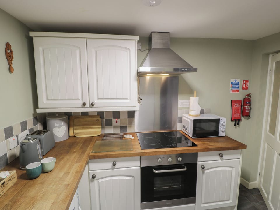 Cottage | Private kitchen | Fridge, dishwasher, electric kettle, toaster