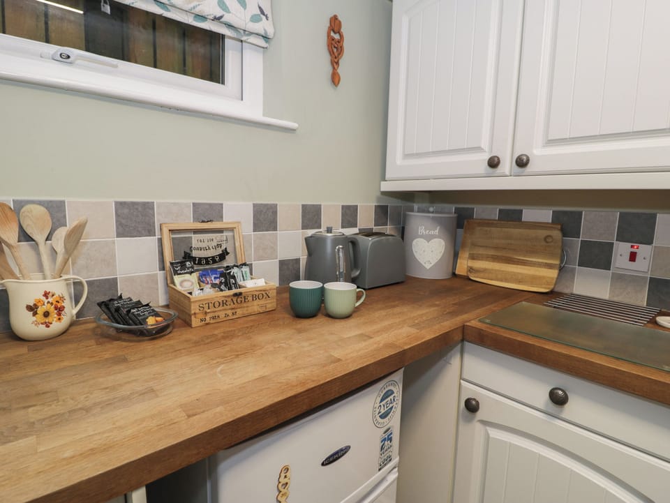 Cottage | Private kitchen | Fridge, dishwasher, electric kettle, toaster