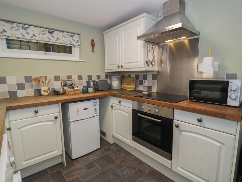 Cottage | Private kitchen | Fridge, dishwasher, electric kettle, toaster