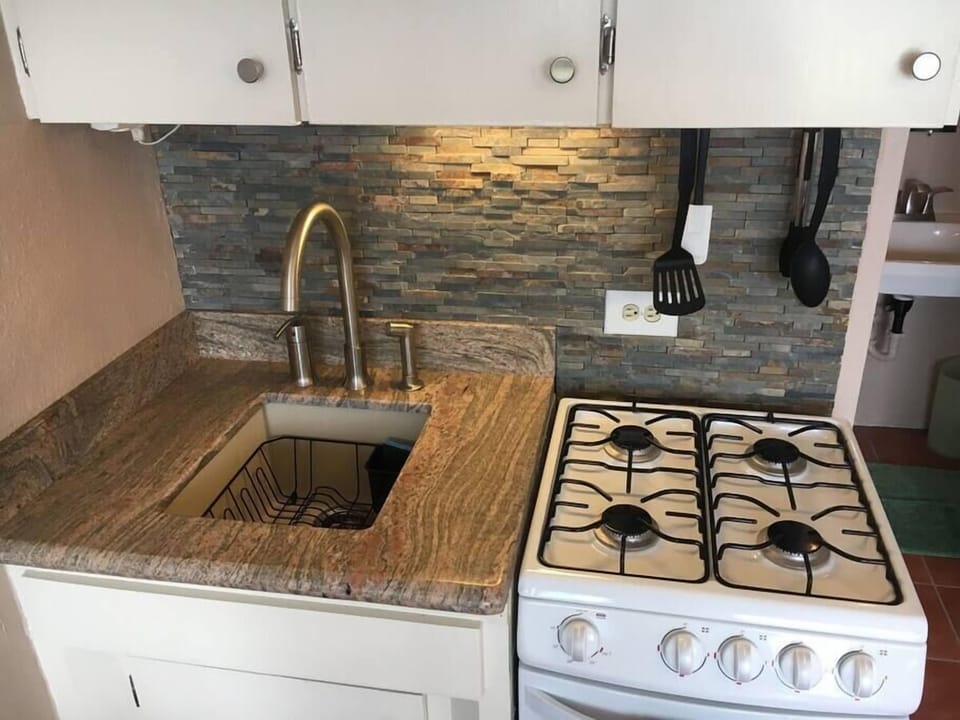 Kitchenette with gas range