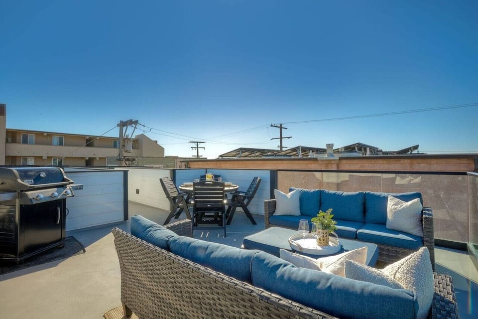 PRIVATE ROOFTOP DECK WITH OCEAN AND MISSION BAY VIEWS featuring panoramic beach-to-bay views and a built-in gas BBQ grill, perfect for outdoor dining, sunset gatherings, and relaxing evenings at this Mission Beach San Diego vacation rental.