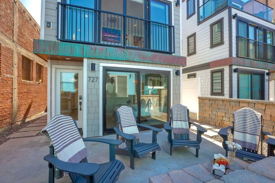 OUTDOOR GAS FIRE PIT WITH OCEAN BREEZE: Gather around the private outdoor gas fire pit just steps from Mission Beach and the boardwalk—perfect for sunset cocktails, family time, and relaxing evenings enjoying the fresh coastal ocean breeze.