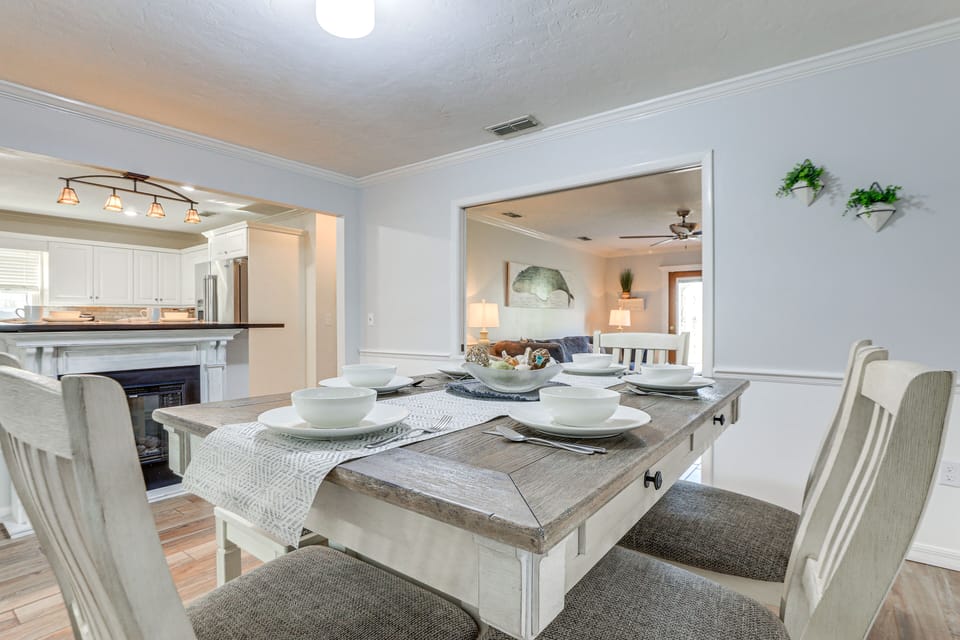 Dining Area | Dishware & Flatware Provided