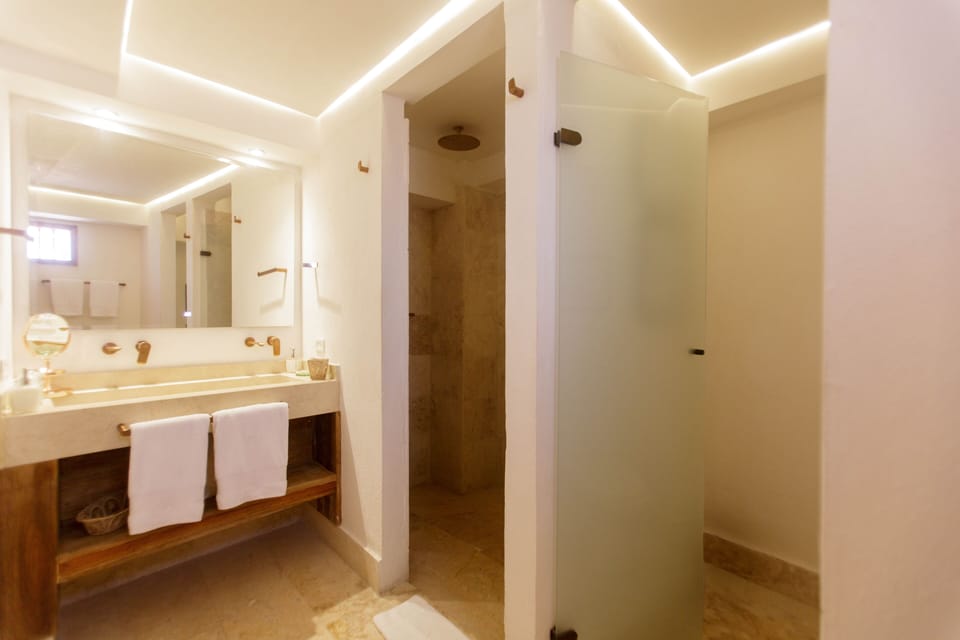 Superior Room | Bathroom | Shower, rainfall showerhead, hair dryer, bathrobes