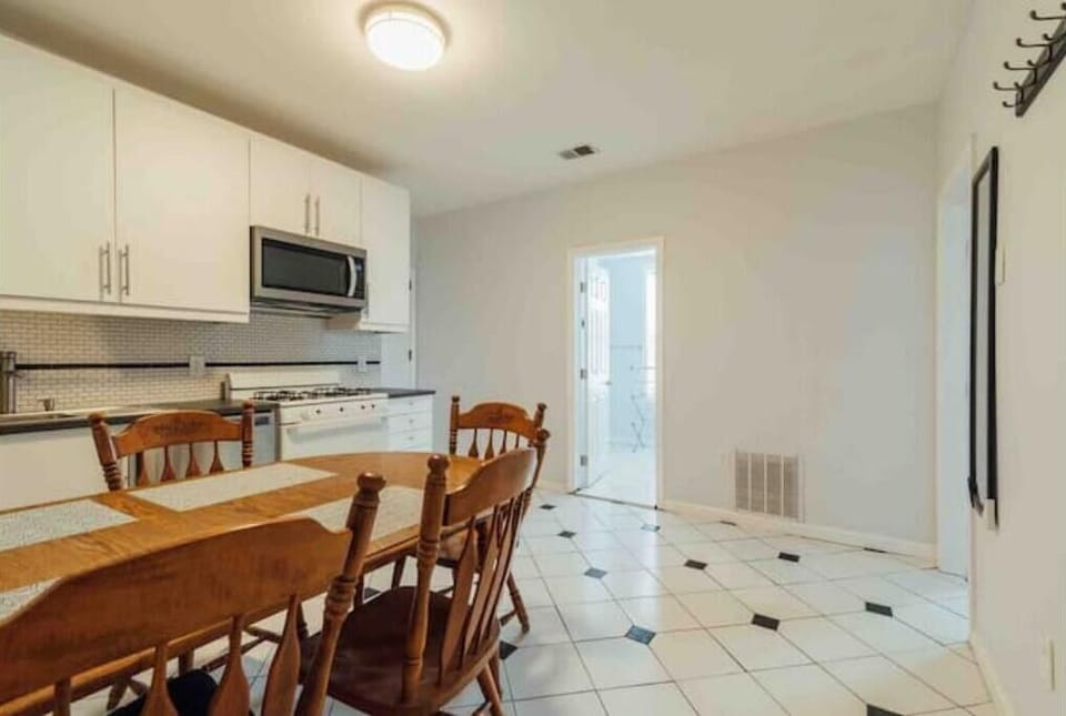Full kitchen with dishwasher and a table for6