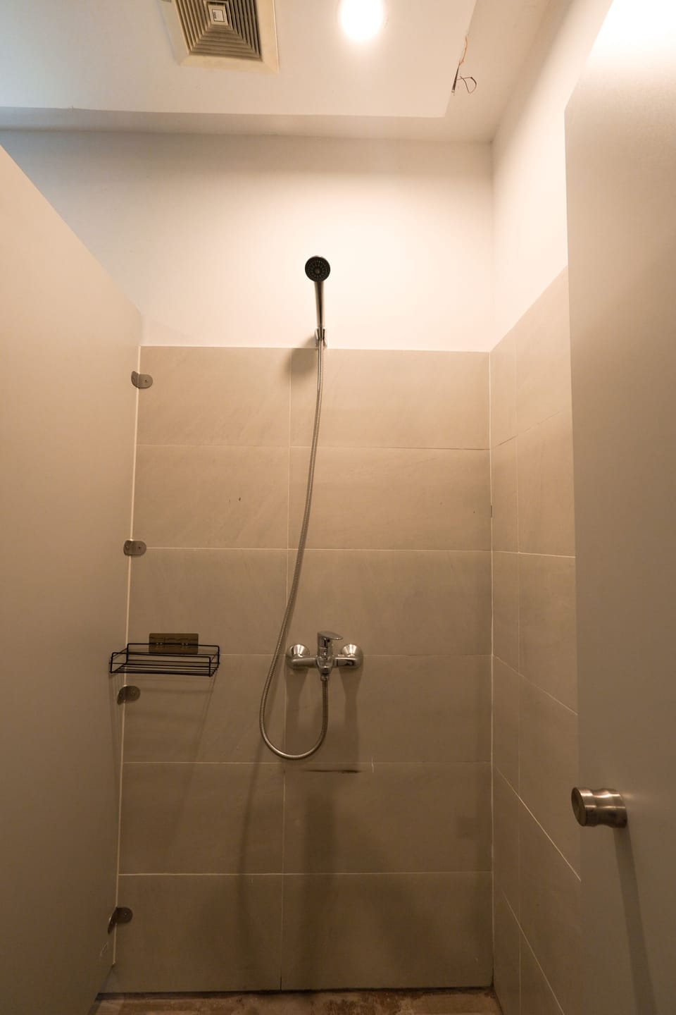 Shower, rainfall showerhead, free toiletries, hair dryer