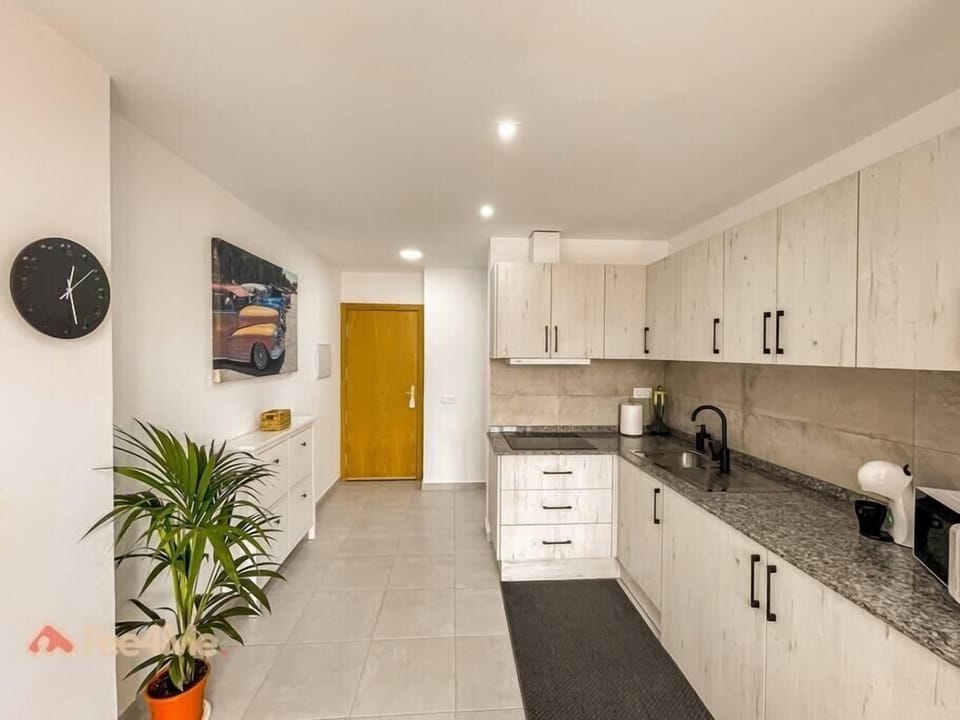 Cocina y puerta de ingreso