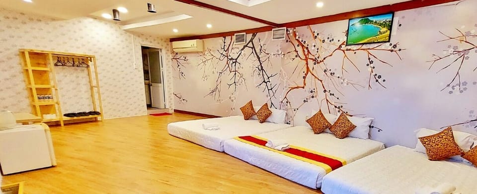 Standard Shared Dormitory, Garden View | Bathroom | Free toiletries, hair dryer, slippers, bidet