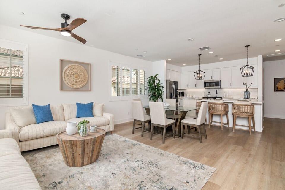 Bright living area flowing into dining & kitchen, perfect for easy gatherings
