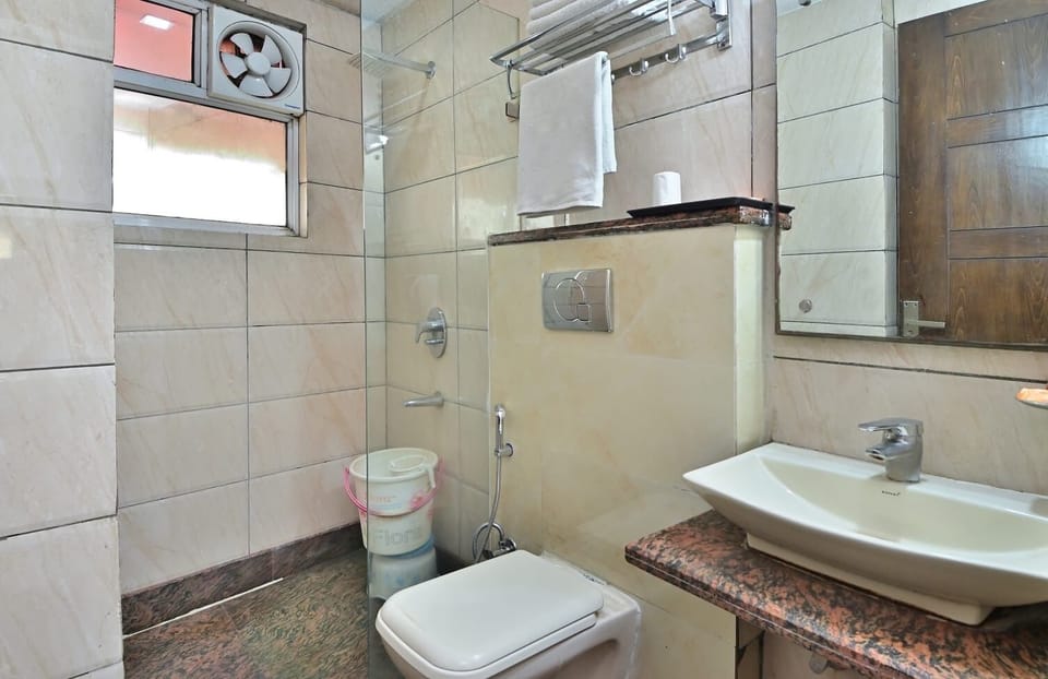 Shower, free toiletries, towels