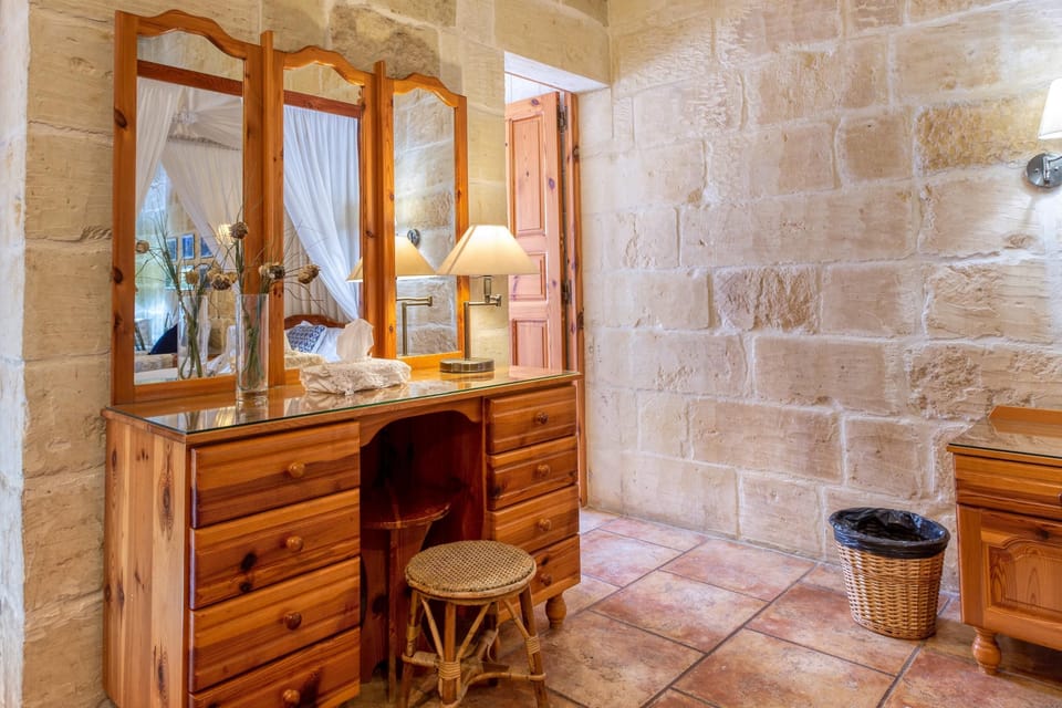 Family Townhome, 3 Bedrooms, Microwave (Ta'Leli Pool Farmhouse in Gozo) | Interior