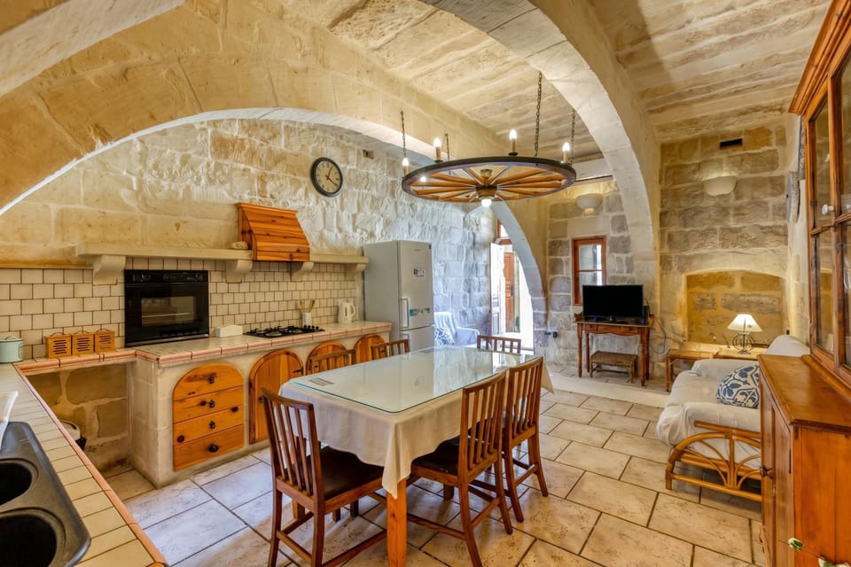 Family Townhome, 3 Bedrooms, Microwave (Ta'Leli Pool Farmhouse in Gozo) | Dining