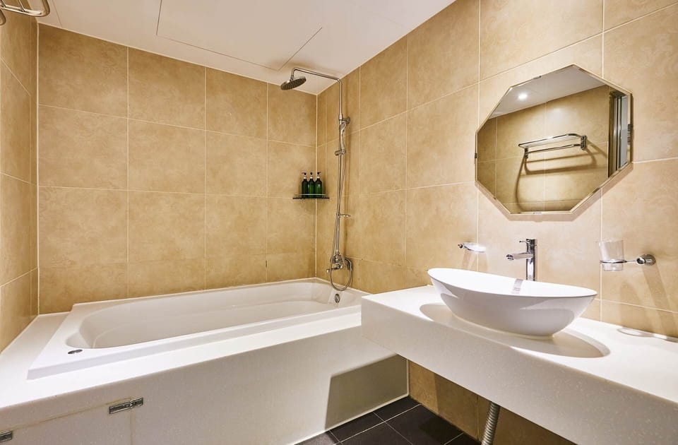 Suite (previously Pacific Hotel GimpoAirport) | Bathroom